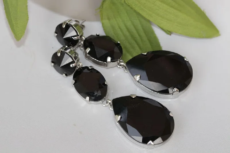 BLACK TEARDROP EARRINGS