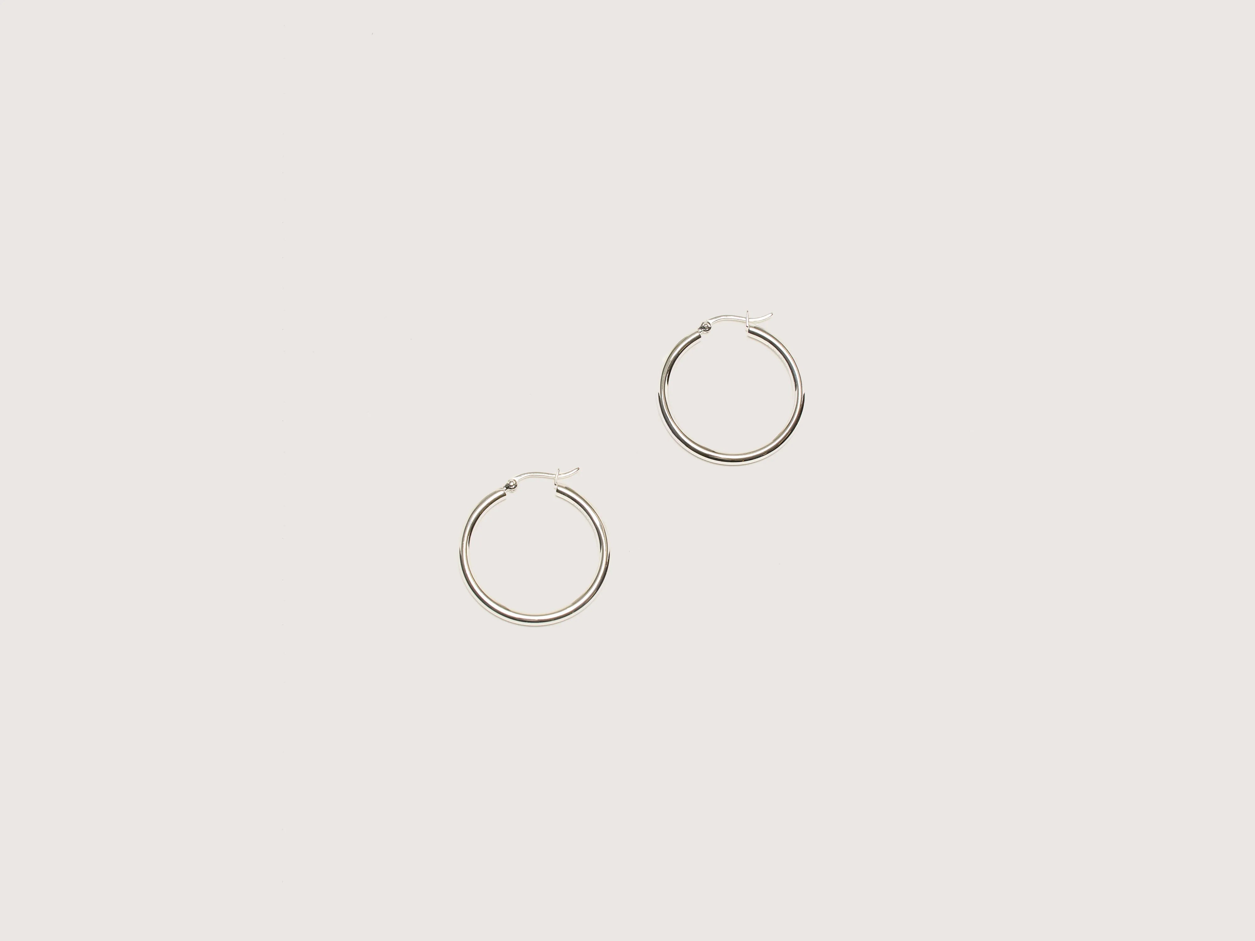 Oda Large Silver Hoop Earrings (242 / W / SILVER)