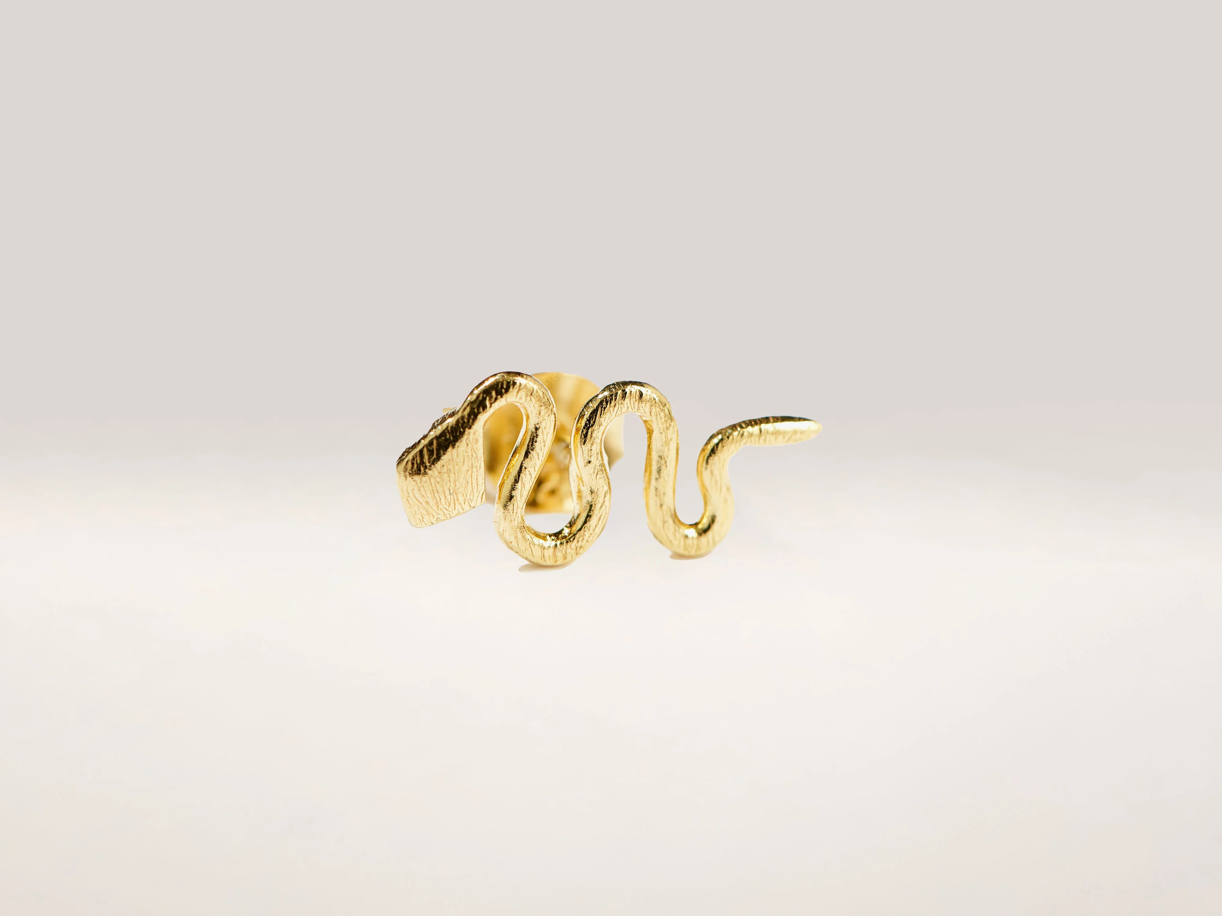 Serpent Stud Earring (242 / W / GOLD)